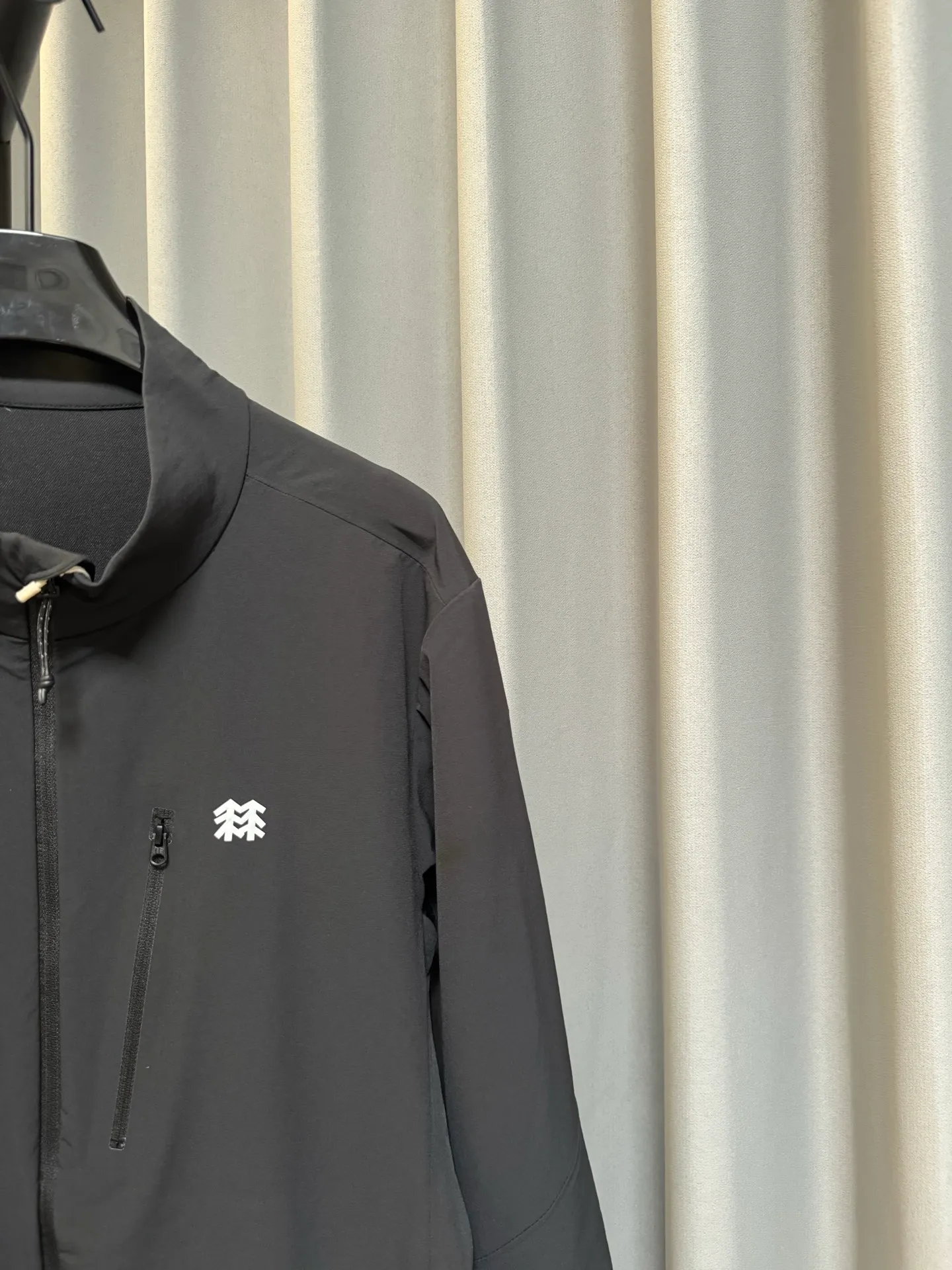 [Premium Replica] KOLON SPORT/Kolon 26Fw TECHSHELL 3L soft shell jacket, stretch thin jacket (black), originally purchased from KF, exclusive customization, custom dyed fabric, light and breathable, windproof and water repellent, hand pockets, taped inside, comfortable and not stuffy, look for the correct version Size: m/l/xl/2xl/3xl/4xl
